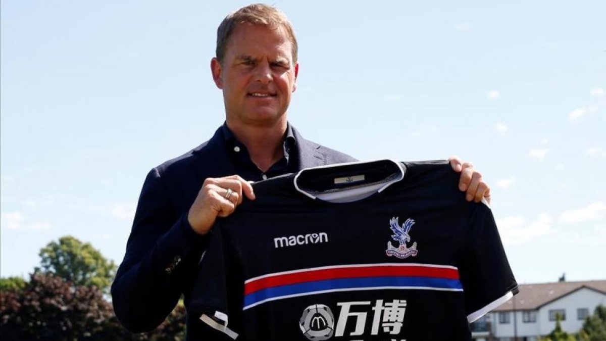 Frank de Boer posa con la segunda camiseta del Crystal Palace en su primera ornada en el club londinense.-ANDREW BOYERS