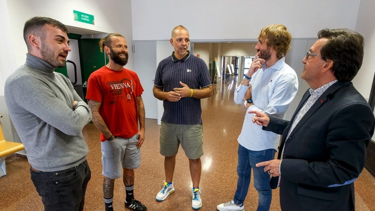 Nicolás González (Asociación Hechos), Sergio de la Fuente (Misión Ucrania), Óscar Caballero (Saltando Charcos), Juan Pablo Pizarro y Rafael Calvo (UBU). SANTI OTERO