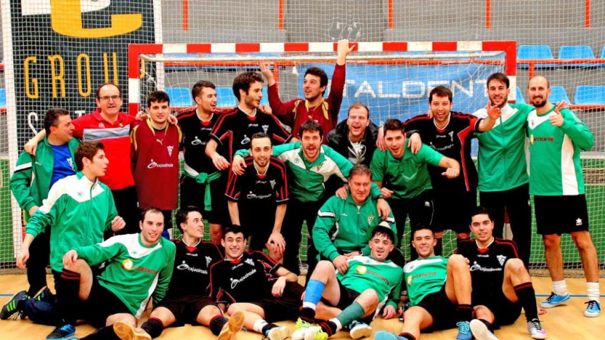 Jugadores y cuerpo técnico del CD Juventud del Círculo festejan en Salamanca su histórico título-Amalia Trujillo