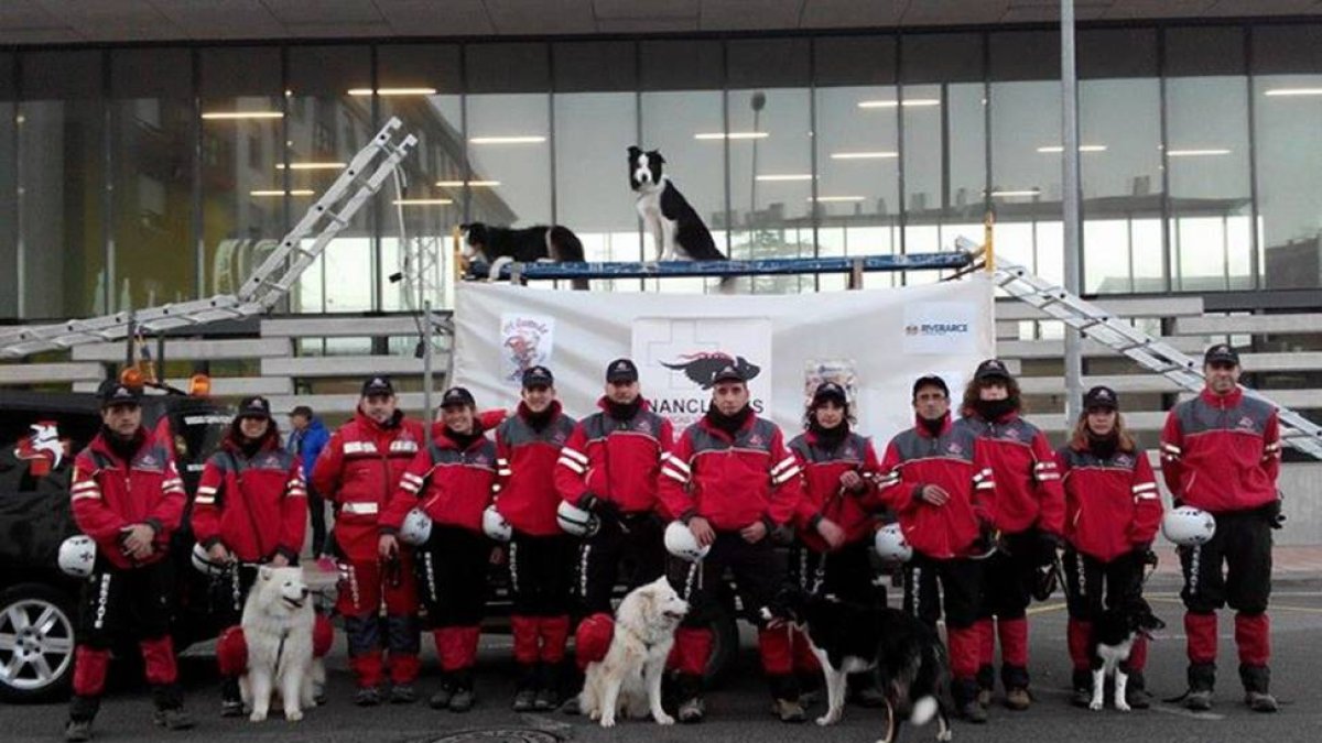 Los miembros de la Unidad Canina de Rescate y Salvamento Ucas de Arrate en una foto de archivo.-U.D.A.