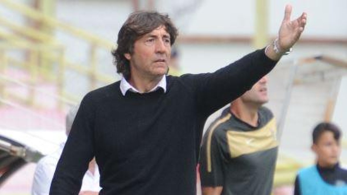 Patxi Salinas da instrucciones a los suyos durante el partido.-ISRAEL L. MURILLO