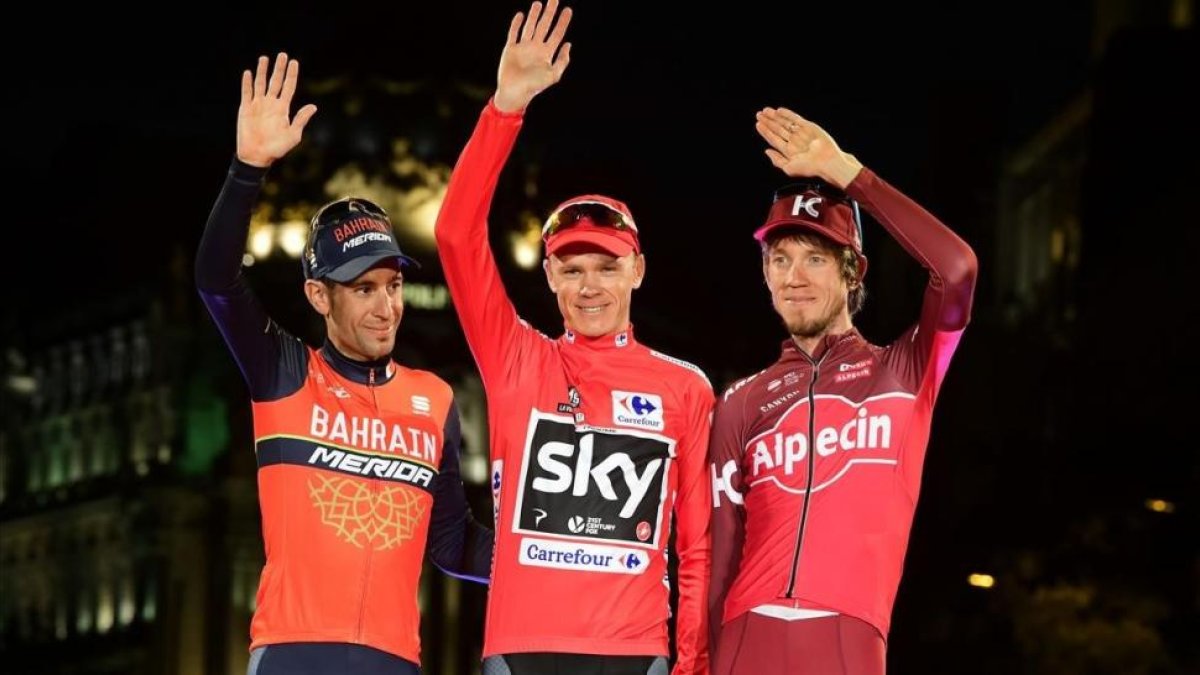Nibali (izquierda), junto a Froome y el ruso Zakarin en el podio final de la Vuelta 2017, en Madrid.-/ AFP / JOSE JORDAN