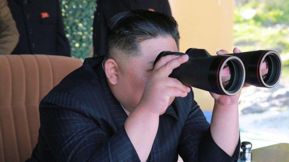 El líder de la República Popular Democrática de Corea, Kim Jong-un observa un simulacro de ataque de unidades militares.-KCNA