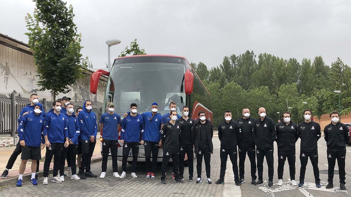 AUTOBÚS Y AVE. La plantilla, el cuerpo técnico y todo el personal del San Pablo acreditado para tomar parte en la Fase Final de la Liga Endes partieron ayer desde el Coliseum rumbo a Madrid en autocar. En la capital cogieron el AVE hasta Valencia, la sede elegida para la resolución de la temporada 2019-20 en la ACB.