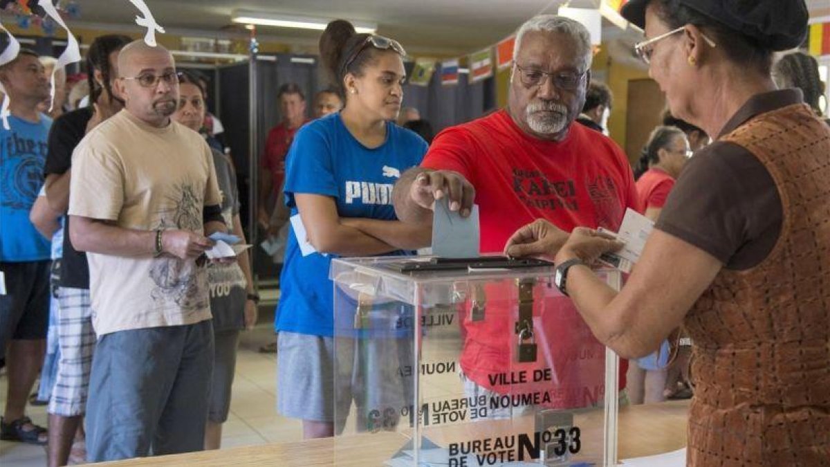 Gente votando en Noumea, en Nueva Caledonia, este domingo.-EL PERIÓDICO
