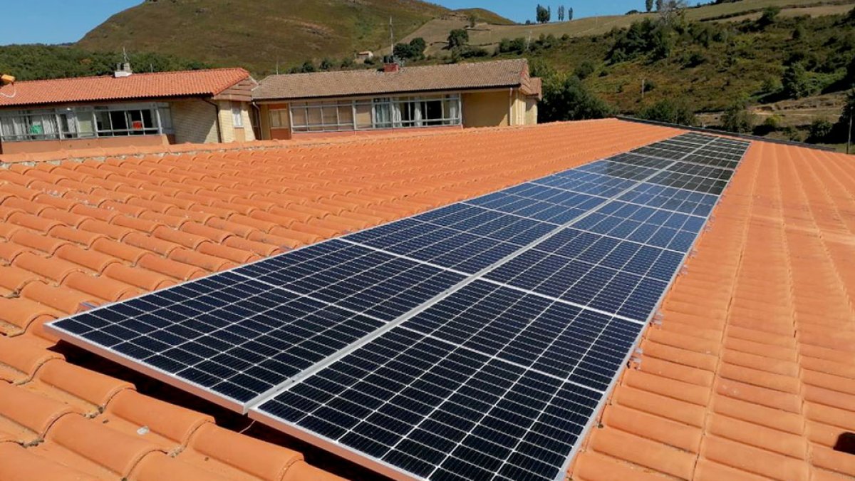Con la instalación de placas solares, se busca incorporar la energía generada por ellas a la red del colegio. ECB