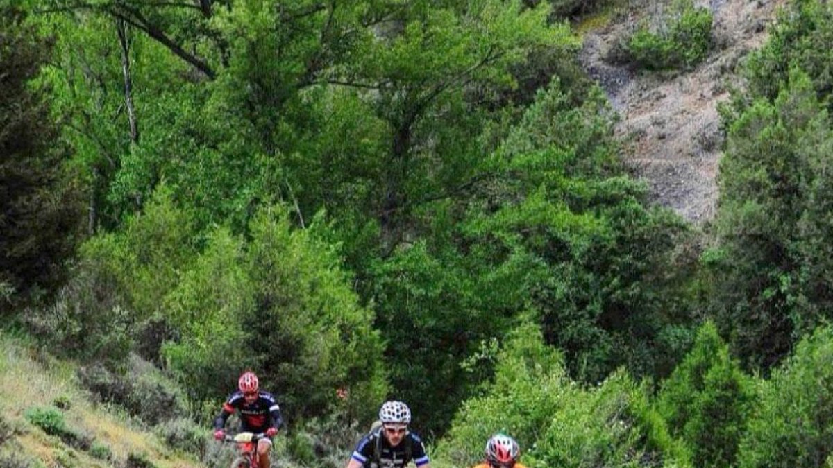 Un grupo de bikers ruedan en la Colina Triste 2018-ECB