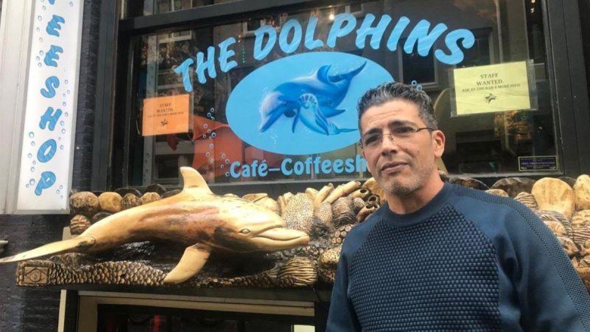 Radu, ante el Dolphins, el coffeeeshop que regenta en Amsterdam.-CARLES PLANAS BOU