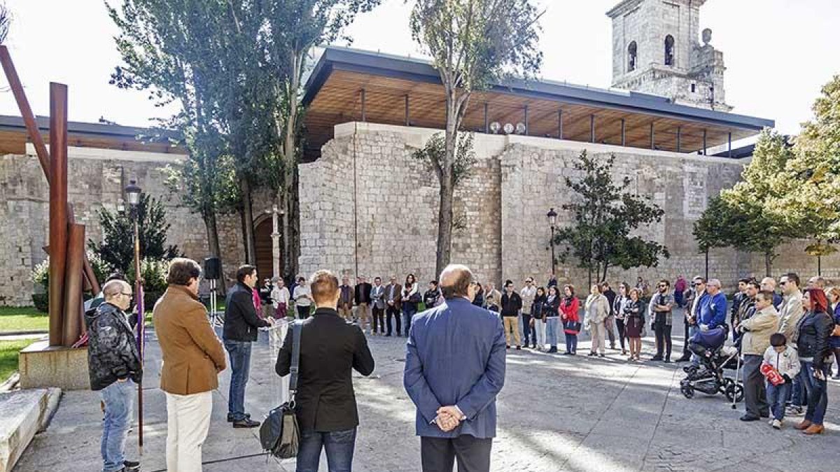 Un grupo de gente, poco más que en años anteriores, asistió a la ofrenda en el ‘Heptacordo’.-Santi Otero