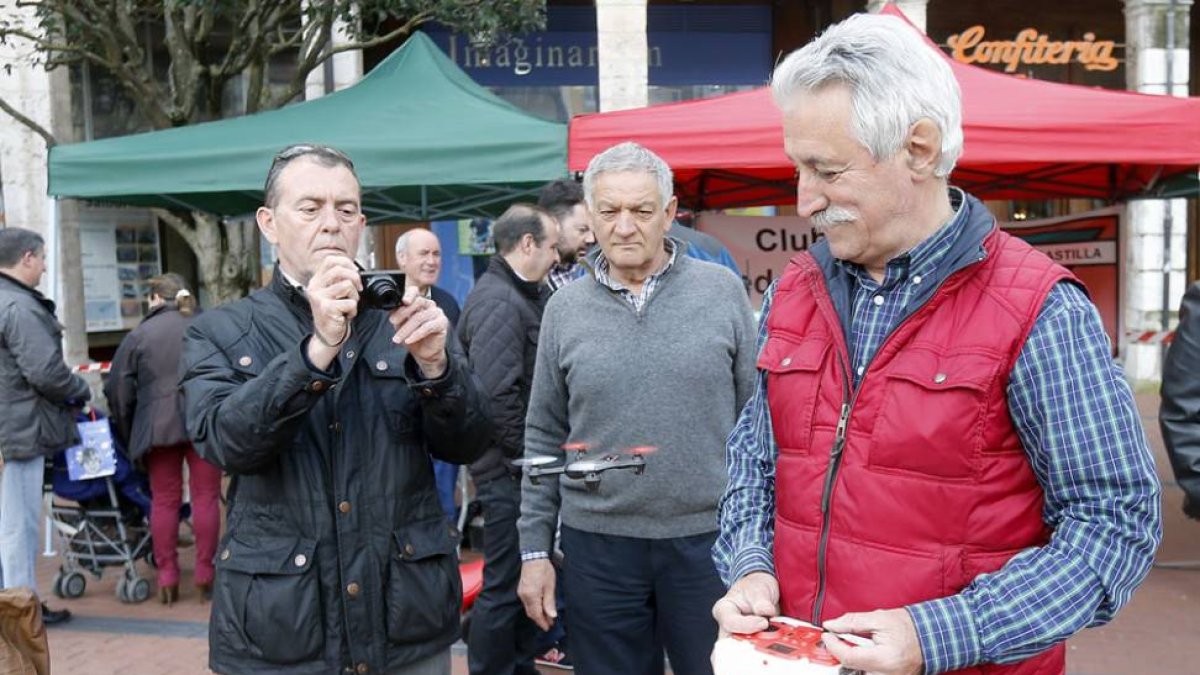 Antonio José Pereda pilotando uno de los drones mientras un ciudadano le grababa con su móvil.-RAÚL G. OCHOA
