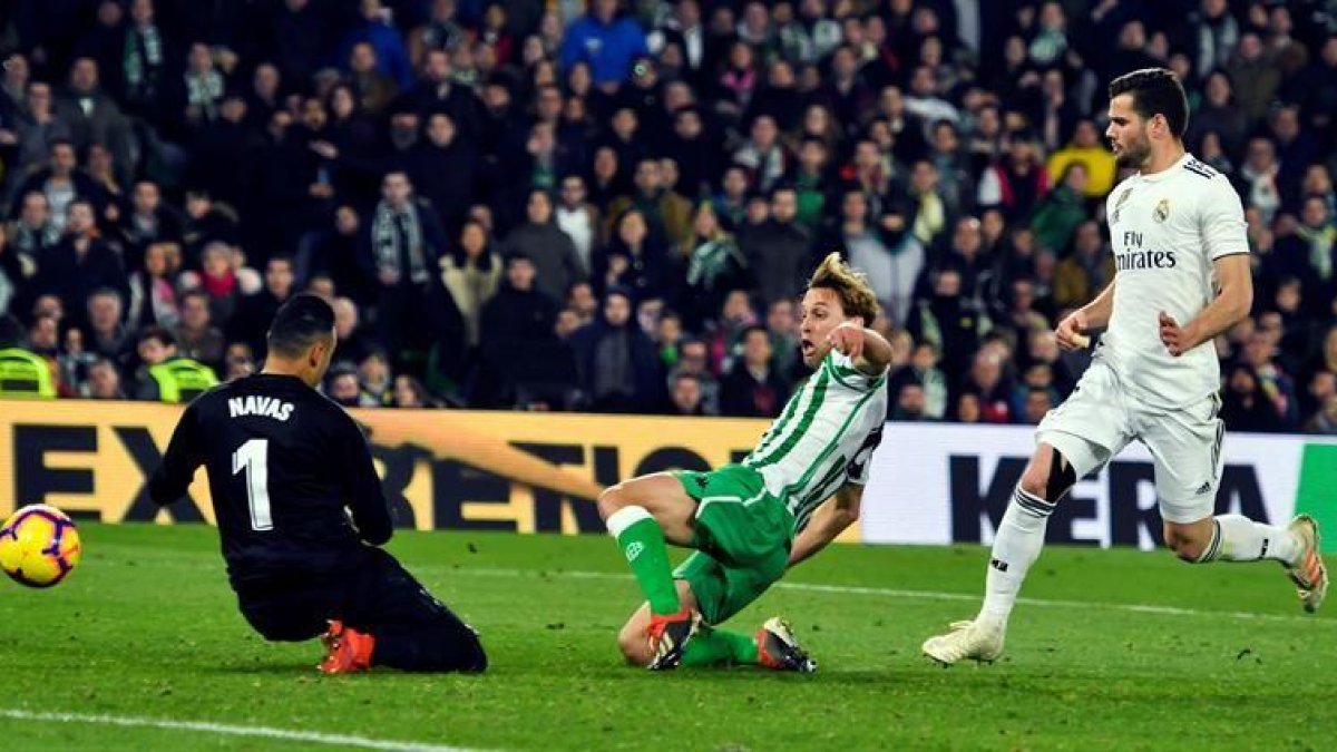 Canales marca el gol del Betis.-EFE