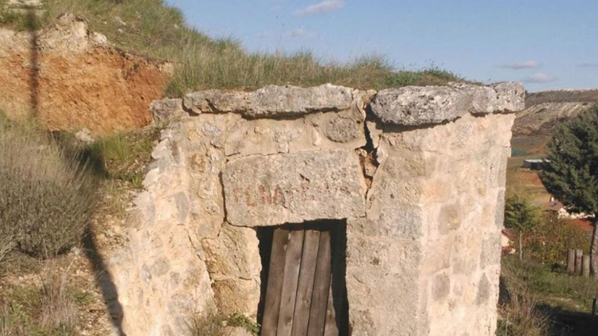Las grietas son visibles en las estructuras de las bodegas ubicadas en la ladera de San Jorge.-ECB