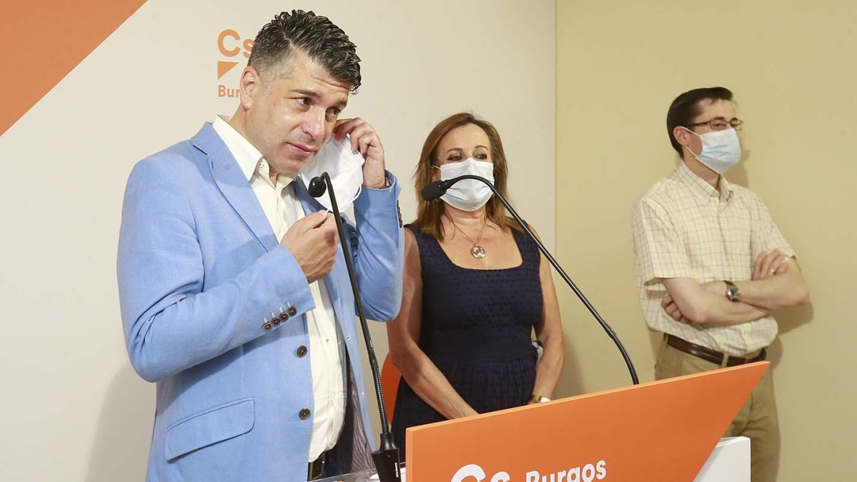 Vicente Marañón, portavoz municipal de Ciudadanos, se quita la mascarilla para iniciar su intervención. RAÚL G. OCHOA