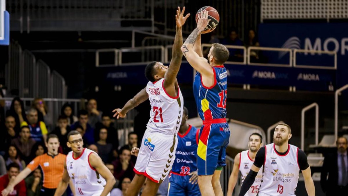 Thompson puntea un tiro de un jugador de Andorra-ACB PHOTO/Albert Martín