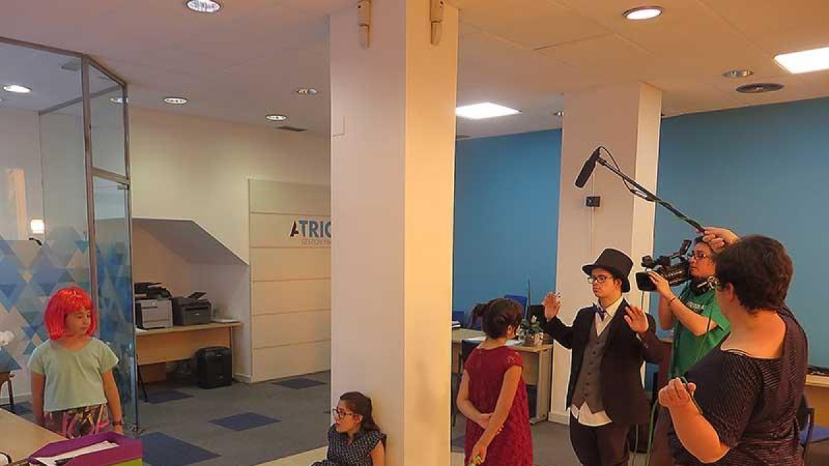 Los nueve alumnos de los talleres han trabajado en el rodaje de la cinta.-