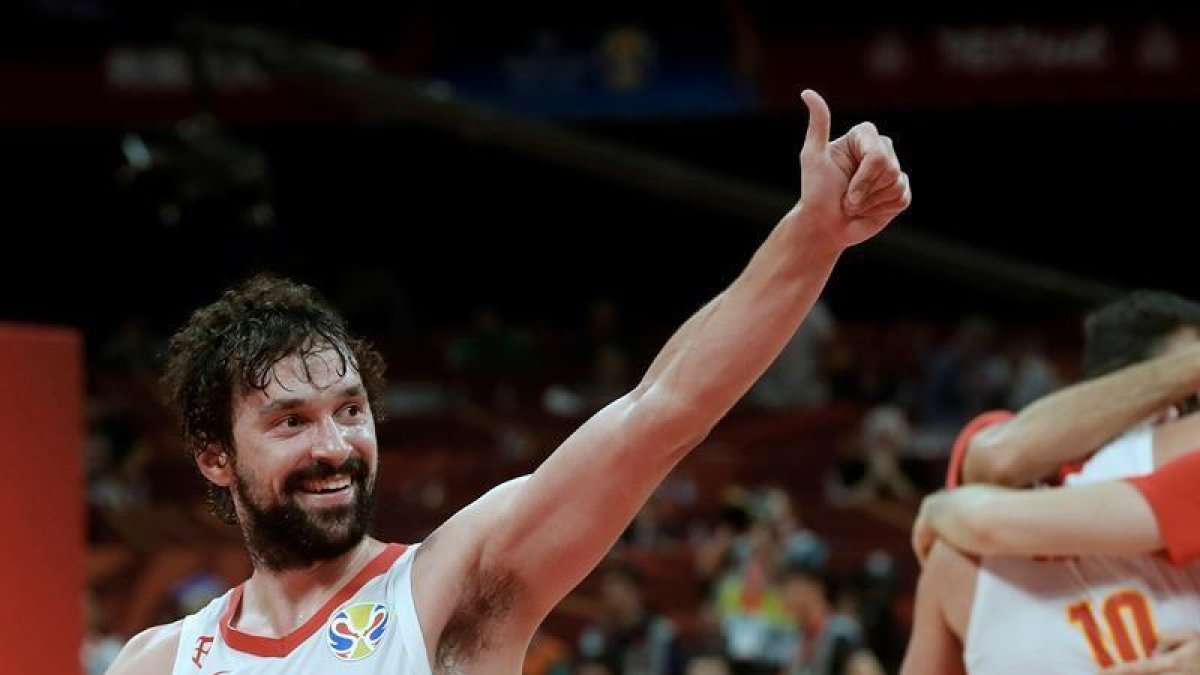 El base de la selección española Sergio Llull celebra la victoria ante Australia por 95-88, después de dos prórrogas, en la primera semifinal del Mundial de Baloncesto de China 2019.-EFE