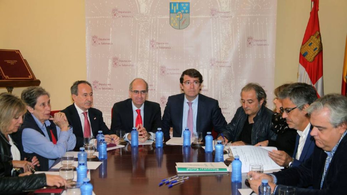 El presidente de la Diputación y el alcalde de Salamanca, Javier Iglesias y Alfonso Fernández Mañueco, presiden la constitución de la mesa institucional y técnica del Pacto Institucional Local y Provincial para acoger a personas Refugiadas-Ical