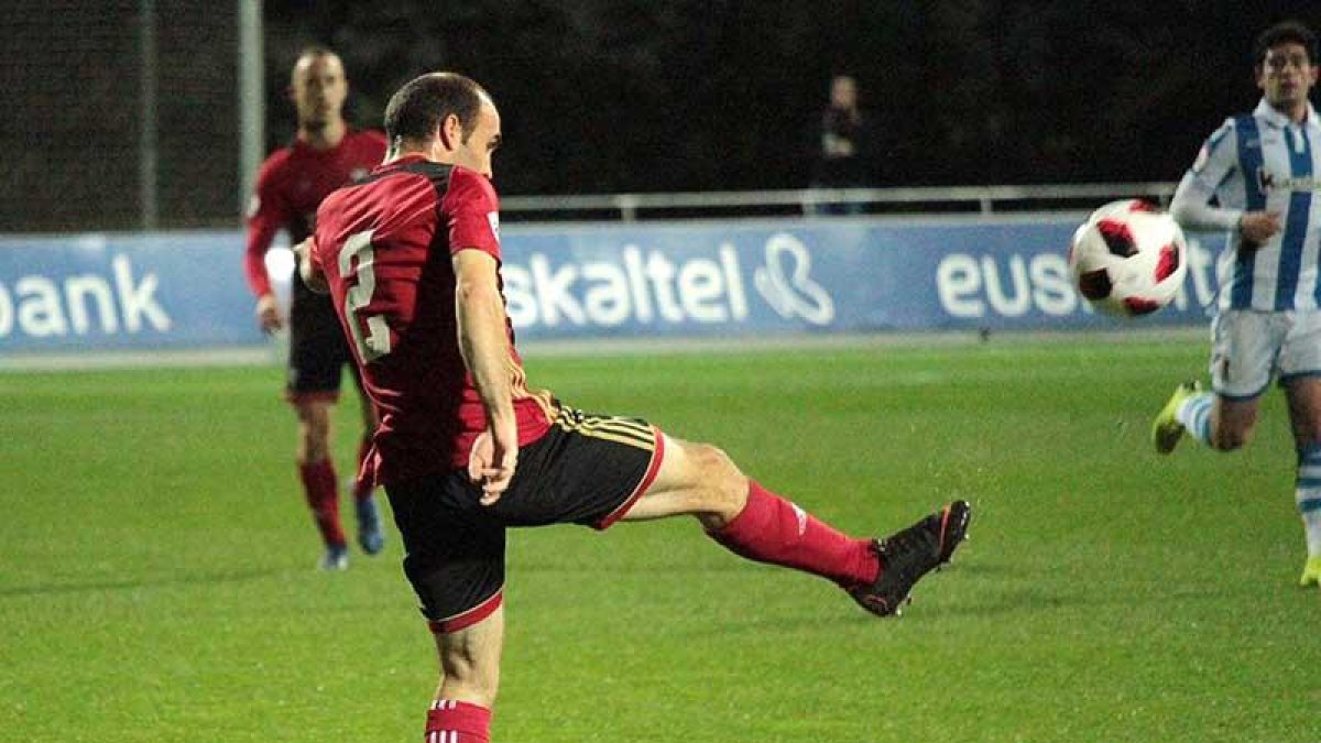 Paris Adot despeja un balón durante el choque de ayer en Zubieta.-@CDMIRANDES