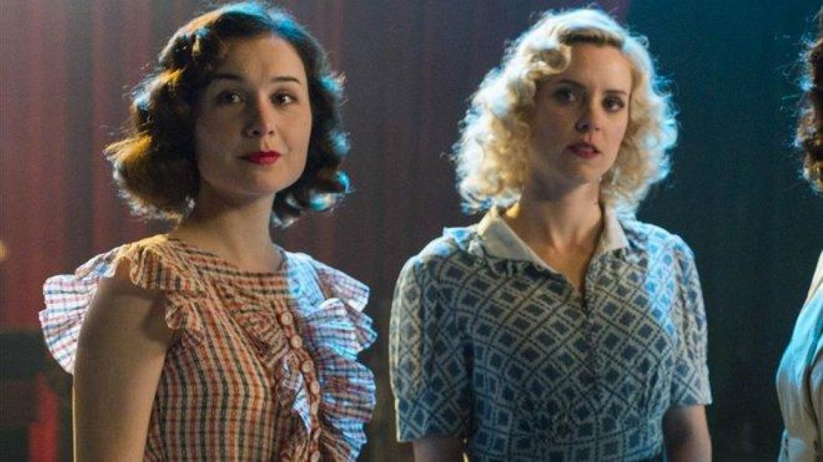 Nadia de Santiago y Maggie Civantos, en ’Las chicas del cable’.-NETFLIX
