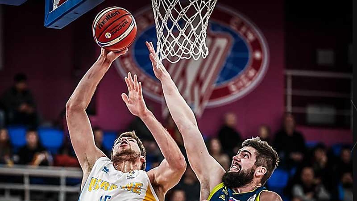 Kravtsov anota dos puntos en un lance del partido jugado ayer en Ucrania.-FIBA