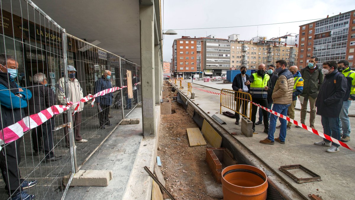 El alcalde, Daniel de la Rosa, visita las obras de la plaza Santiago. TOMÁS ALONSO