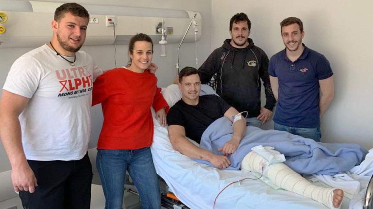 Pedro González, María González (fisio), Jorge Fuente y Álvaro González visitaron a Doolan en el hospital, ayer.-ECB
