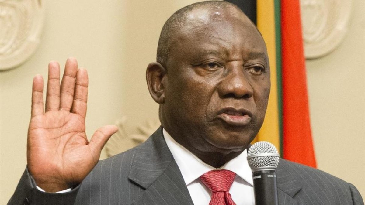 Ramaphosa jura su cargo como nuevo presidente de Sudáfrica, en Ciudad del Cabo, el 15 de febrero.-/ AP / RODGER BOSCH