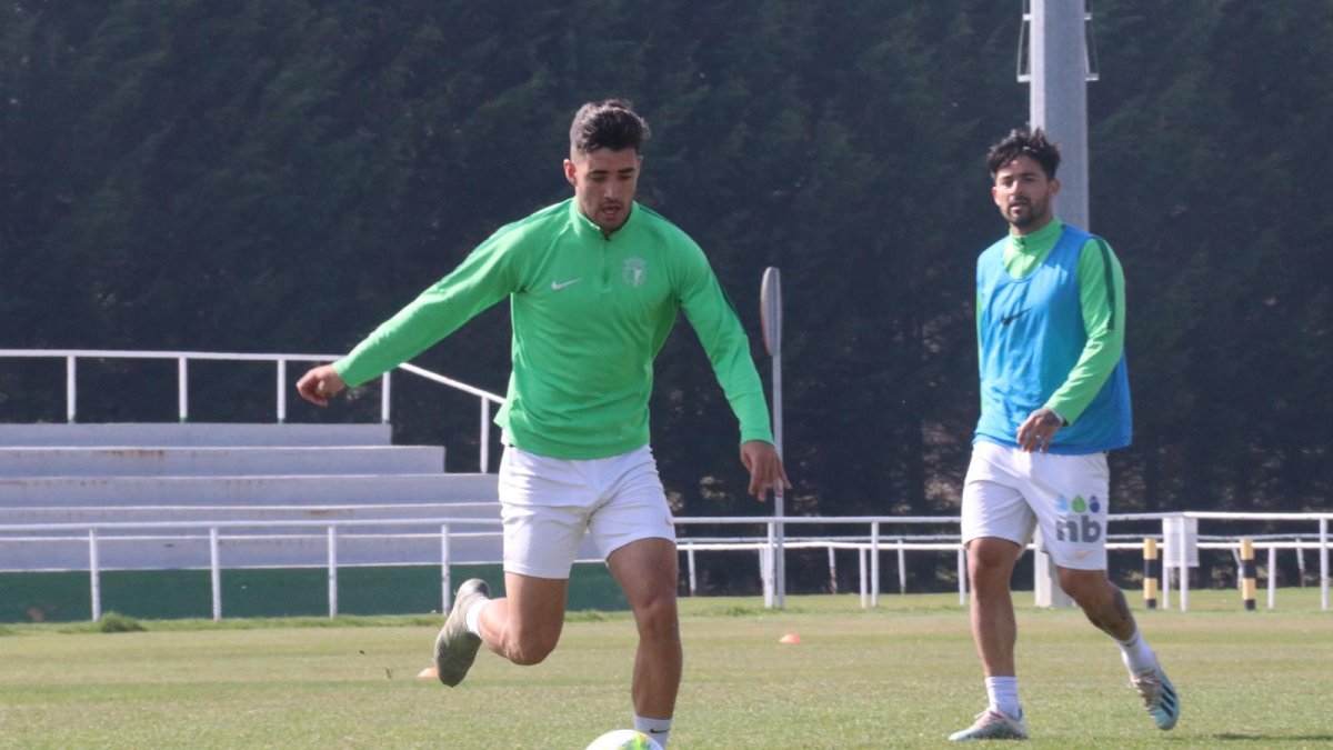 Rosales completa un ejercicio en el entrenamiento a puerta cerrada completado ayer por el Burgos CF en Pallafría. BURGOS CF