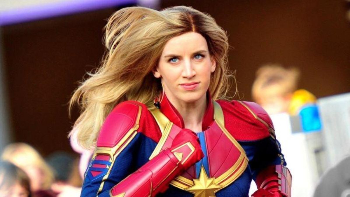 La Capitana Marvel, trabajando en Disneyland París.-VALENTIN DESJARDINS (EFE)