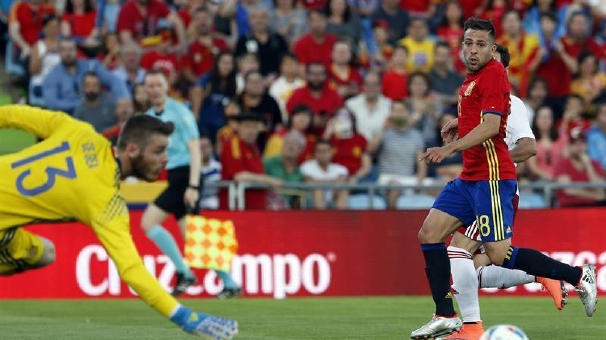David de Gea  junto al defesa Jordi Alba, instantes antes del gol marcado por el centrocampista de Georgia Tornike Okriashvili.-EFE