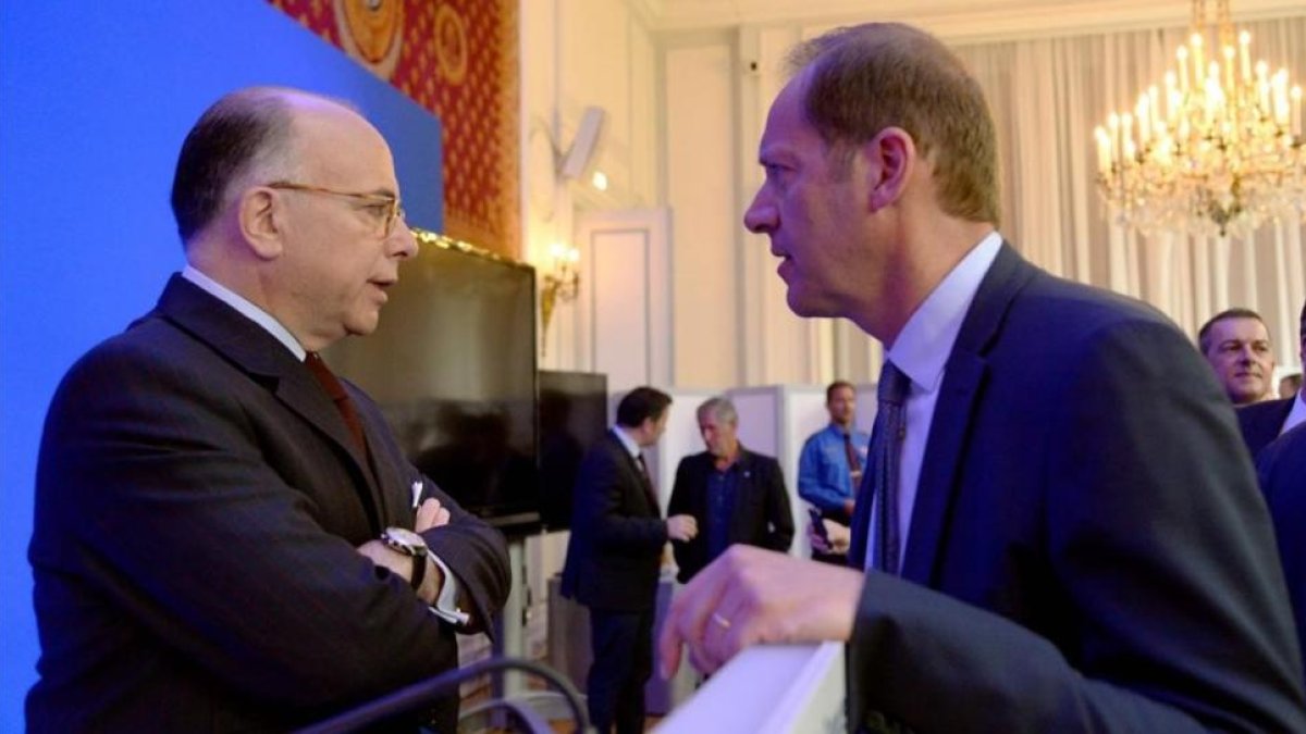 El ministro del interior francés Cazeneuve conversa con el director del Tour, Prudhomme, antes de la rueda de prensa-AFP