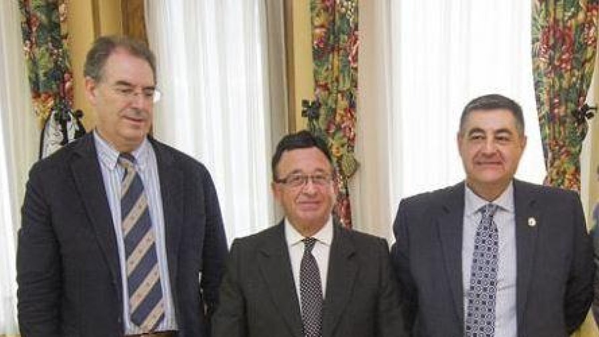 Rodrigo Santidrián (centro) será el presidente de la fundación.-ISRAEL L. MURILLO