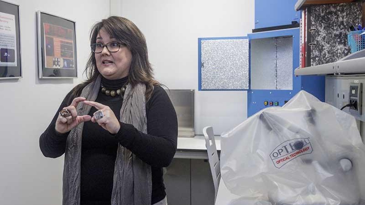 Gloria López explica el proceso de preparación de las muestras.-SANTI OTERO
