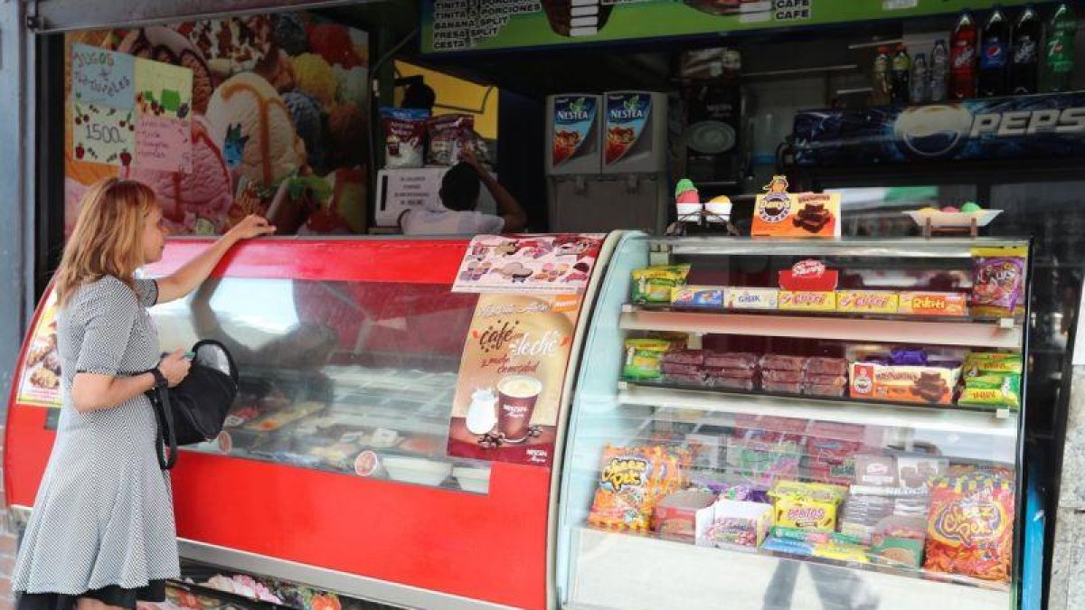 Los venezolanos reanudan sus actividades comerciales luego del fallo electrico.-EFE