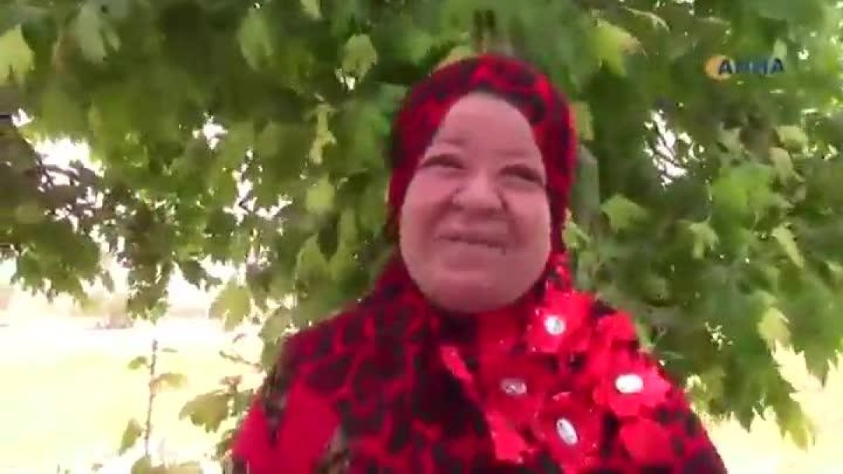 Khadija Abdu Al-Moutee entrevistada por un reportero tras la liberación de la ciudad de Abu Qalqal, en Siria.-YOUTUBE
