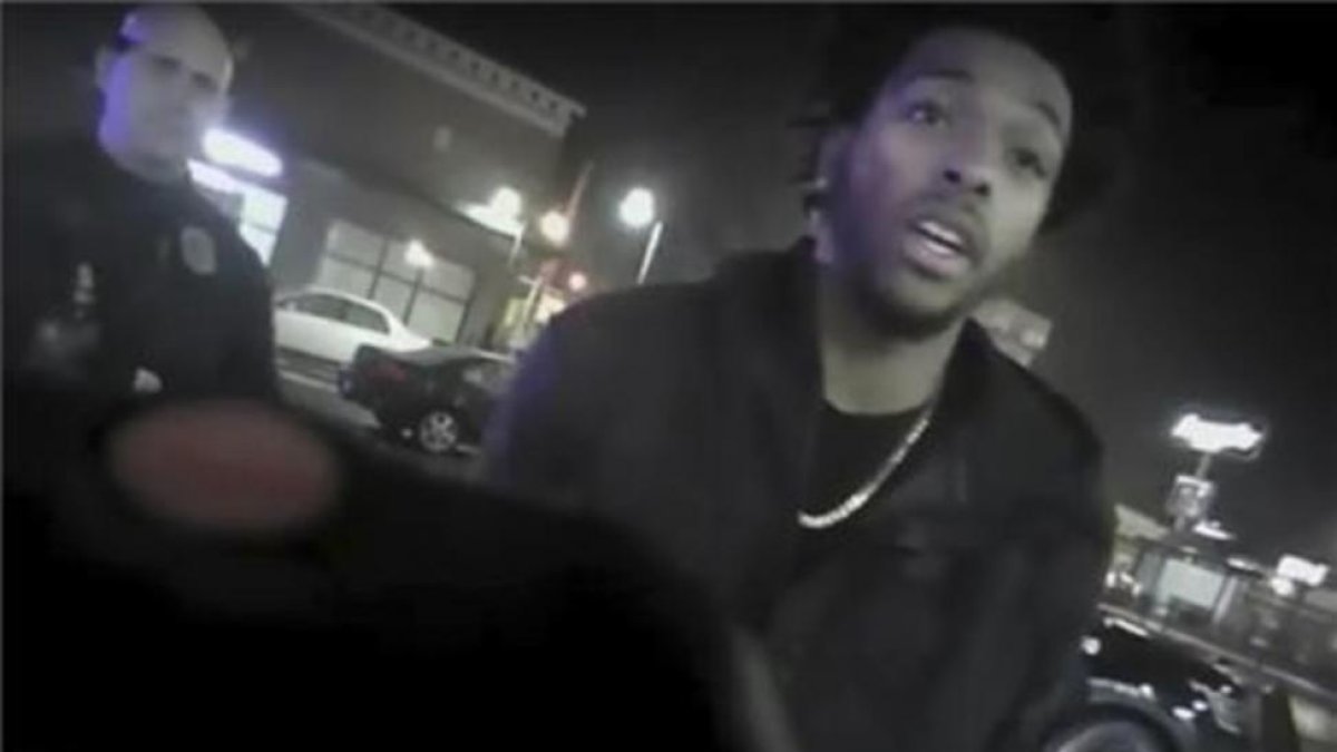 El jugador de los Milwaukee Bucks Sterling Brown la madrugada del arresto y abuso policial.-AP