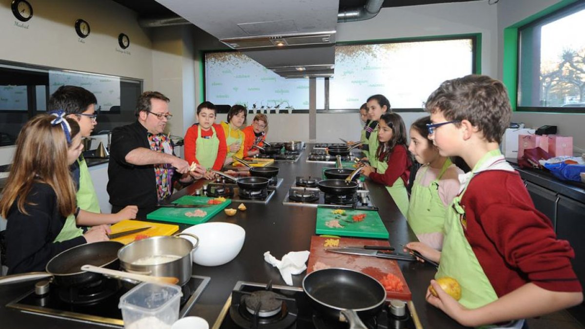 Varios alumnos en la escuela de cocina disfrutan de una de las clases infantiles.-ISRAEL L. MURILLO