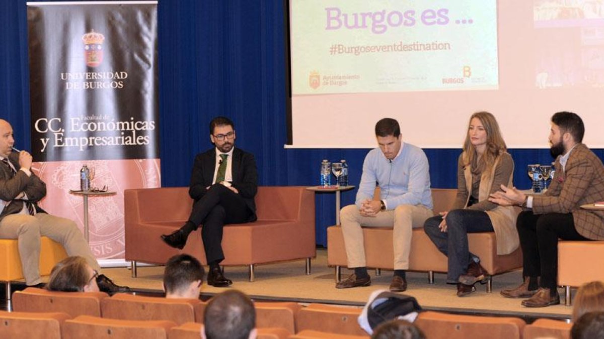 Un momento de la mesa redonda dedicada a la ‘Cadena de Valor en los eventos’, organizada por la Oficina de Congresos ayer en Económicas.-ISRAEL L. MURILLO