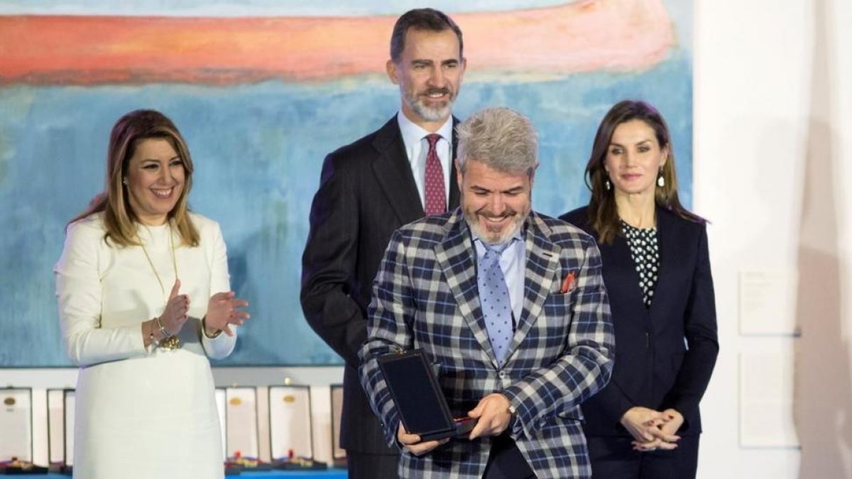 Los Reyes y la presidenta de la Junta de Andalucía con el modisto Lorenzo Caprile.-EFE / DANIEL PEREZ