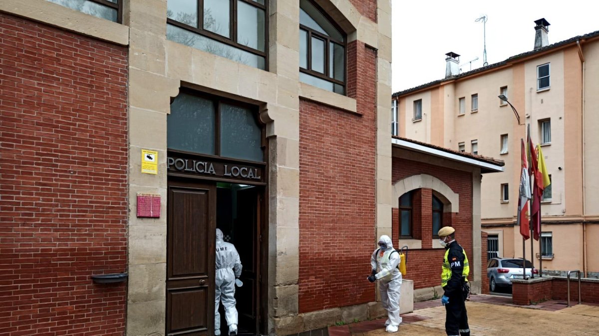 La UME limpiando los accesos de la comisaría de Policía Local de Miranda. ECB