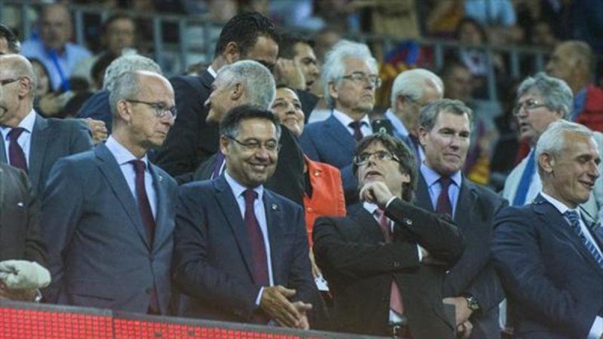 Cardoner, Bartomeu y Puigdemont, en el palco del Camp Nou.-JORDI COTRINA
