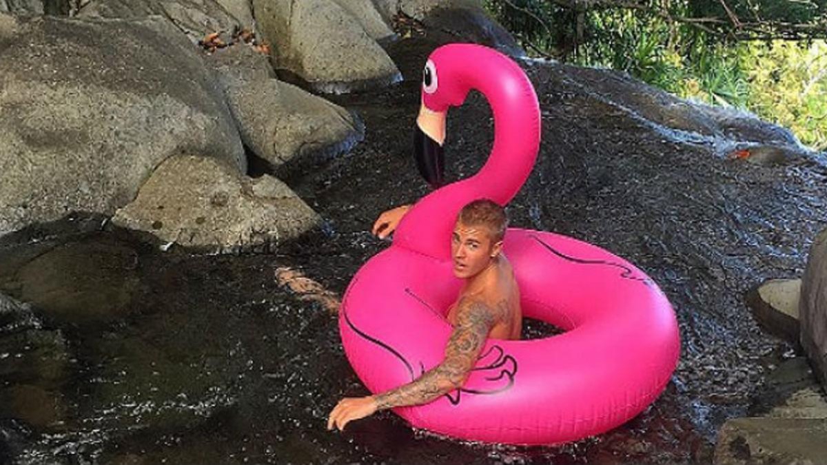 Justin Bieber, en el 2016, también se apuntó a la moda de los flotadores gigantes.-EL PERIÓDICO