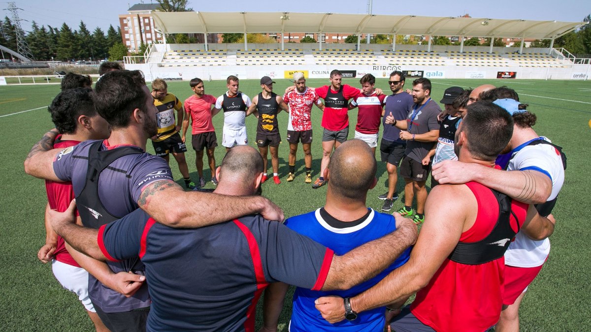 Los jugadores del Recoletas Burgos Universidad de Burgos hacen piña tras un entrenamiento. TOMÁS ALONSO
