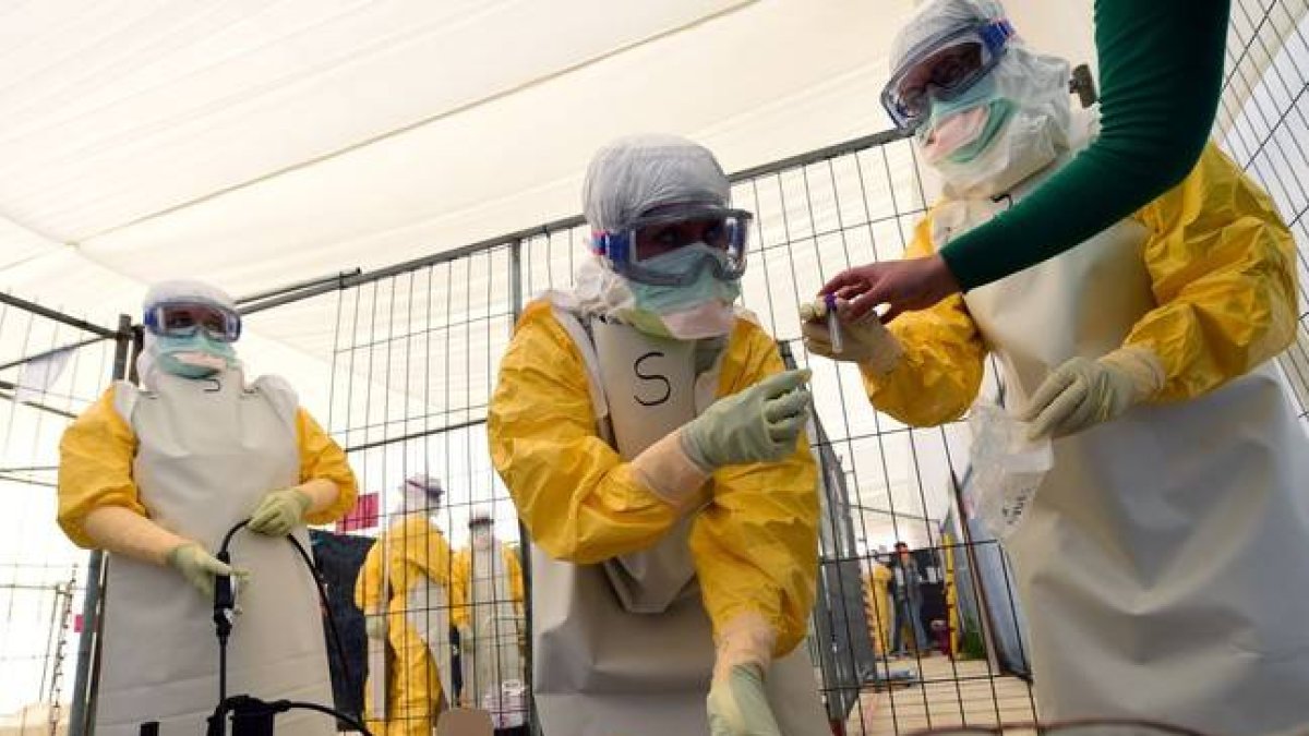 Personal de Médicos sin Fronteras recibe formación sobre medidas de protección contra el ébola, el pasado 1 de octubre en Bruselas.-Foto: AFP / EMMANUEL DUNAND
