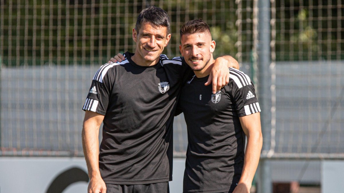Saúl Berjón y Ernesto Gómez en el entrenamiento matutino previo al derbi contra el Valladolid. BURGOS CF