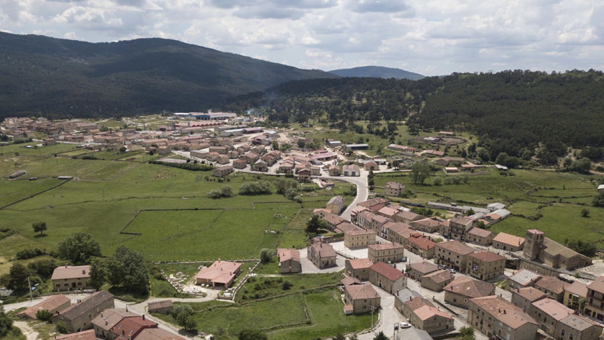 Vista panorámica de la localidad de Regumiel de la Sierra. I. L. M.