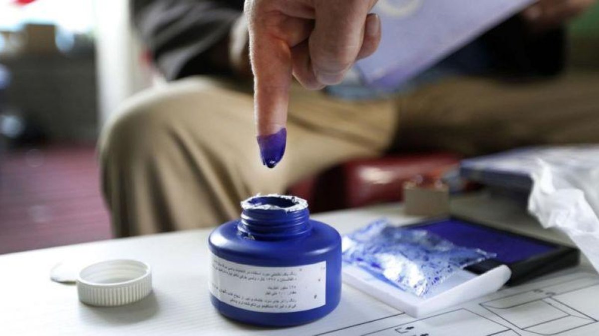 Una mujer afgana se dispone a votar en Jalalabad (Afganistán), durante las elecciones parlamentarias del 20 de octubre del 2018.-EL PERIÓDICO