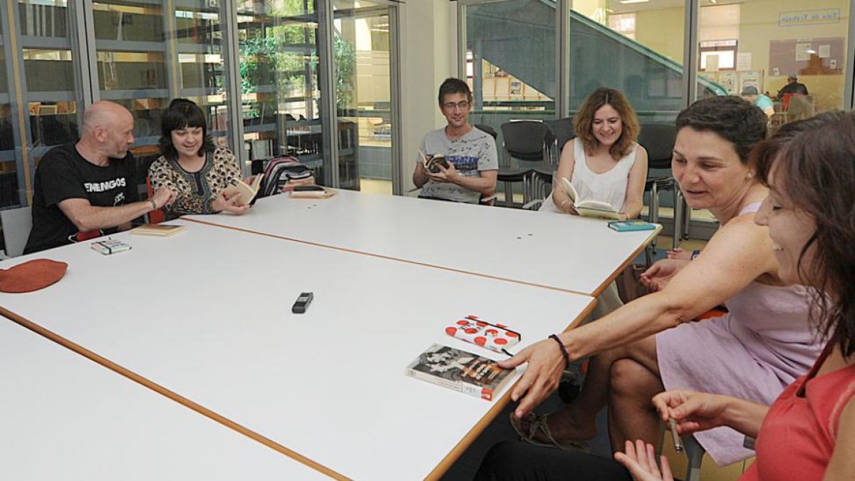 Fernando, Montse -coordinadora-, Alfonso, Carolina, Marisa y Sara, de i. a d., ayer durante la sesión semanal en la Gonzalo de Berceo.-Israel L. Murillo