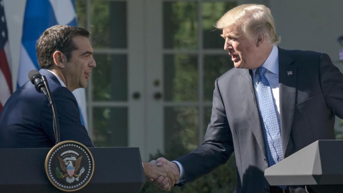 Trump (derecha) estrecha la mano al primer ministro griego, Alexis Tsipras, en los jardines de la Casa Blanca, el 17 de octubre.-AP / CAROLYN KASTER