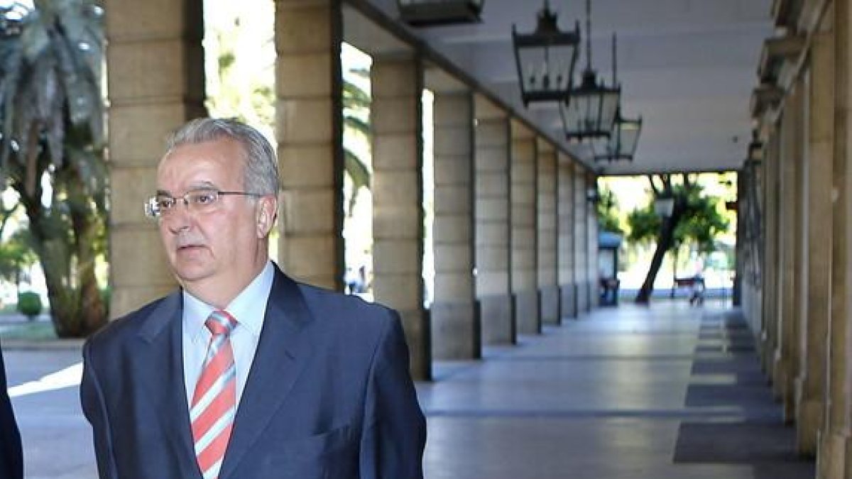 El exconsejero andaluz de Empleo Antonio Fernández, a su llegada a los juzgados de Sevilla, en el 2012-LF / EFE